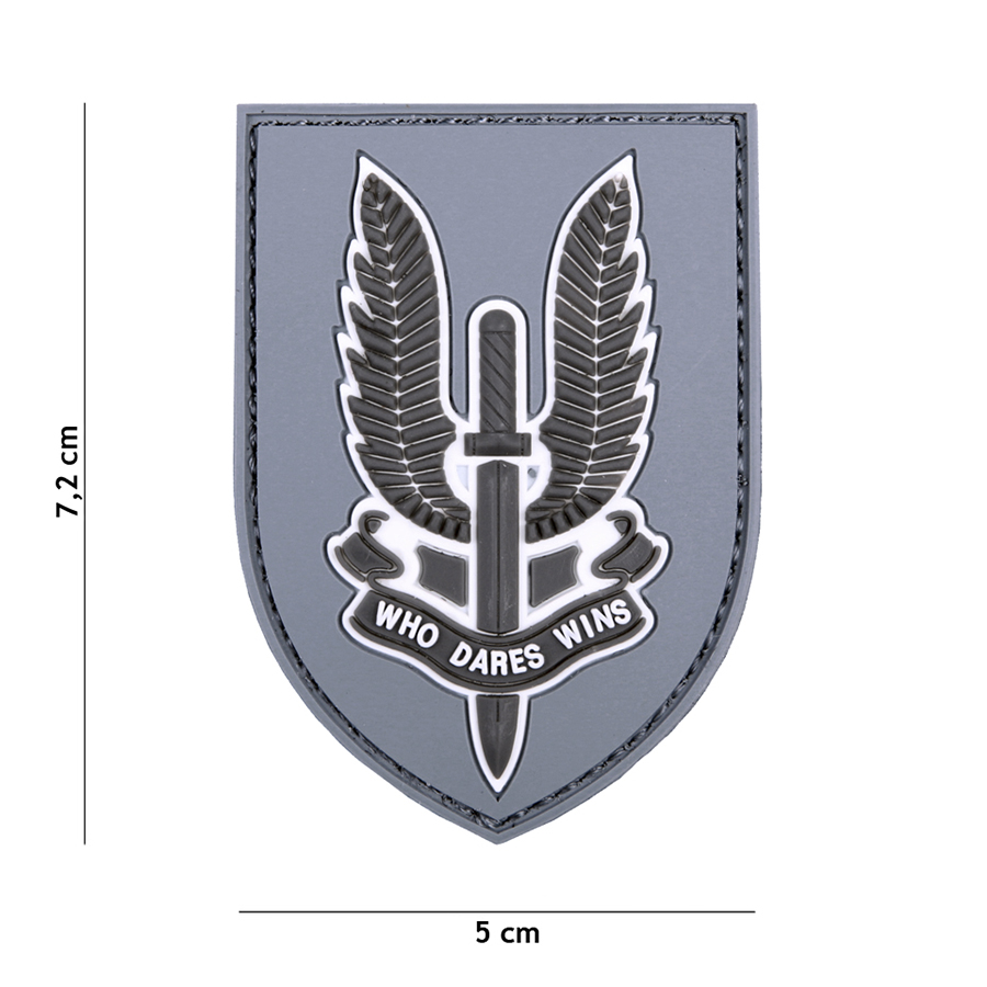 Embleem 3D PVC WHO Dares Wins grijs #6100