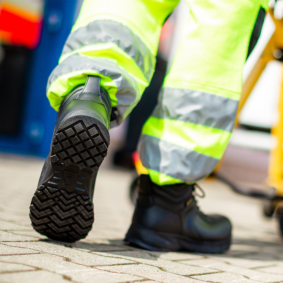 231305_13_guard_mid_s3_boots_1.jpg